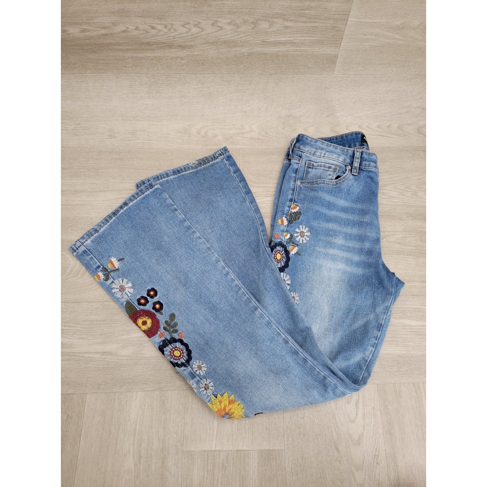 Ashley Mason Juniors 5/27 Blue Floral Embroidered Flare Stretch Jeans - Picture 3 of 9